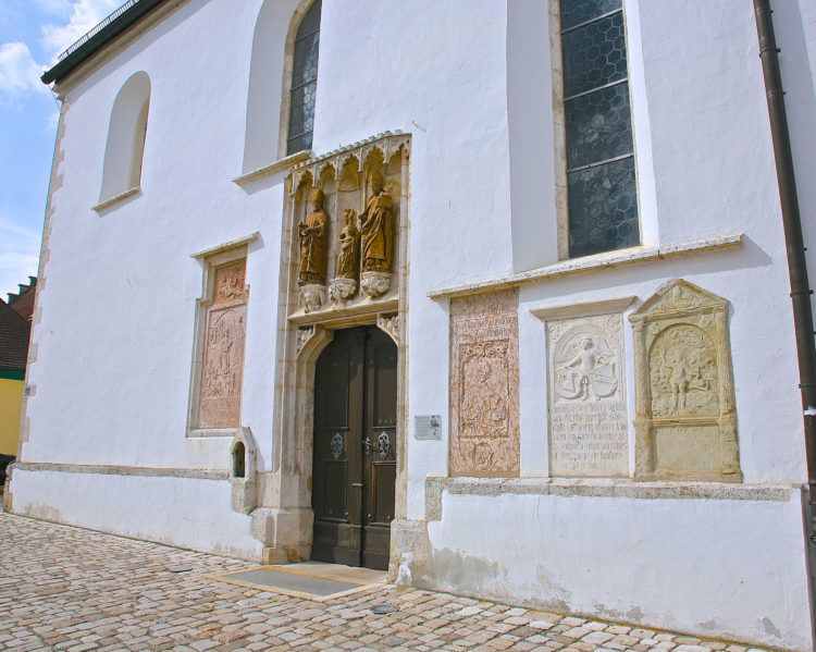Двери церкви.
