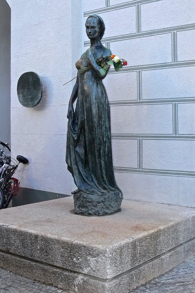 julia 02 statue