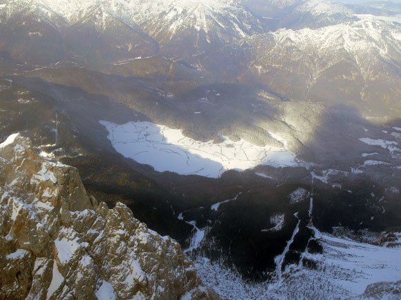 Вид с высоты Zugspitze на озеро Айбзее, январь