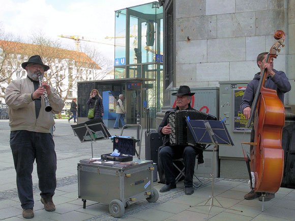 Мариенплац - «Ха-ва-нагила, ха-в-в-а нагила!» - три музыканта пристроились на уголке площади