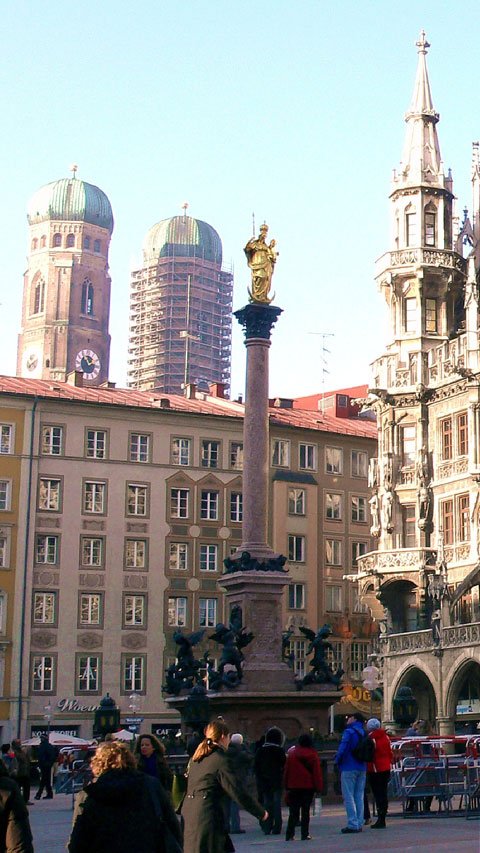 Мариенплац -  В центре площади установлена колонна Св. Девы Марии