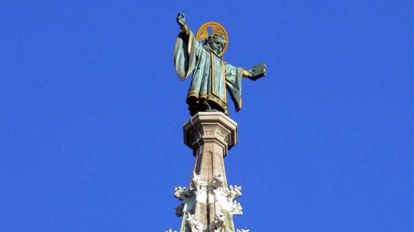 Мариенплац - Монашек Munchner Kindl («дитя Мюнхена») с высоты шпиля Новой Ратуши с восторгом смотрит на площадь и благословляет город