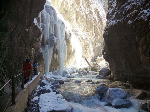 Ледяные сталактиты в ущелье Партнахкламм