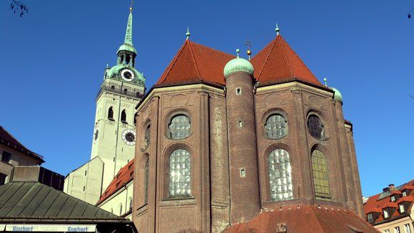 Церковь Святого Петра в Мюнхене со стороны рынка Виктуаленмаркт