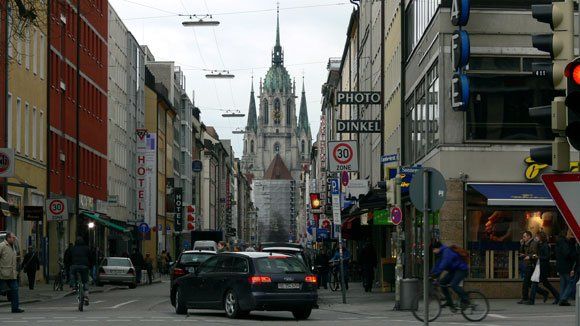 Дороги к Храму.  От Karlsplatz по Sonnenstrasse, направо и по прямой, как стрела, Landwehrstrasse   на  площадь Св. Павла к величественной готике храма Святого Павла.