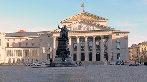 Мюнхен. Национальный театр на Max – Joseph – Platz.