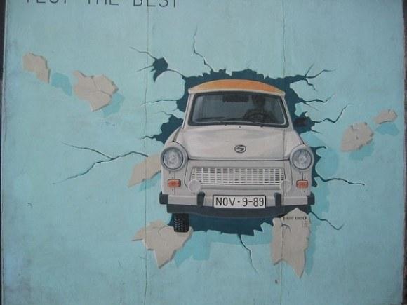 Изображение Трабанта на Берлинской Стене