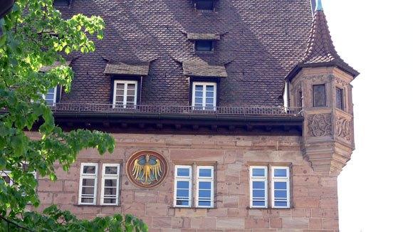 Старый Город Нюрнберга. Символ Нюрнберга – нимфа Норис на стене дома на Sebalder Platz.