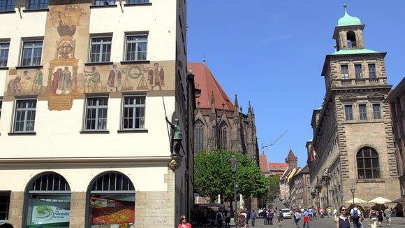 Старый Город Нюрнберга. Слева - внешняя сторона восточного хора церкви Св. Зебальда. Справа – Ратуша.