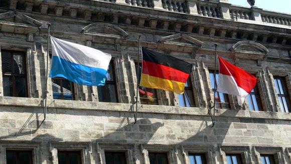Старый Город Нюрнберга. На фасаде Ратуши реют флаги Германии, Баварии и Нюрнберга.