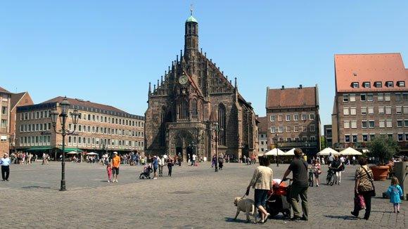 Старый Город Нюрнберга. Главная Рыночная площадь – самая большая площадь Старого города, возникшая в середине XIV века. Здесь ежегодно 4 недели кипит знаменитый на всю Германию Рождественский рынок. На восточной стороне площади возвышается фасад Frauenkirche.