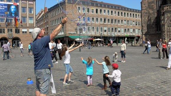 Старый Город Нюрнберга. Сегодня на Рыночной площади священнодействует добрый волшебник.