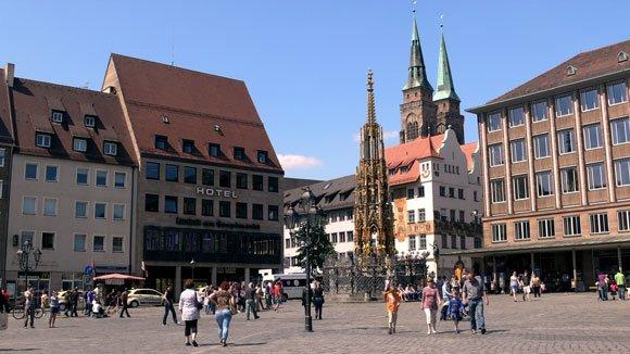 Старый Город Нюрнберга. В северо-западной части рыночной площади поднимается кверху на 17,3 метра четырехуровневая каменная пирамида «Прекрасного колодца», созданного Генрихом Бехаймом в 1385 – 1396 годах.