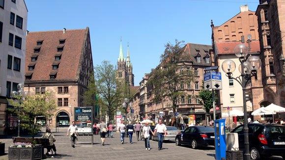 Старый Город Нюрнберга. Улица Königstraße. На заднем плане выделяются башни церкви Св. Лоренца.