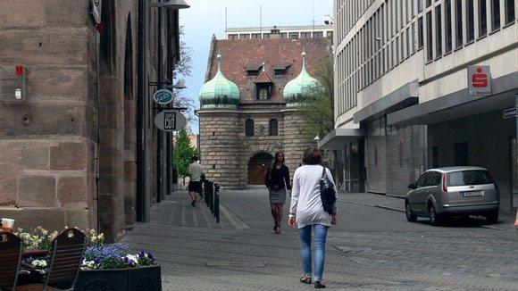 Старый Город Нюрнберга. В глубине проулка An der Mauthalle вросли в землю мощные башни цейхгауза (арсенала) имперского города (1588 год). Сейчас в здании находится полицейский участок.