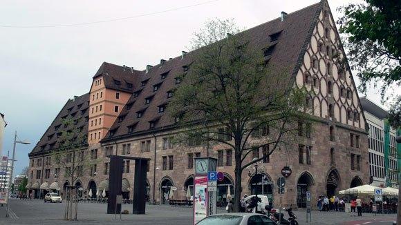 Старый Город Нюрнберга. Площадь Hallplatz, здание  Mauthalle, служившее с 1572 года местом размещения таможни имперского города (маут – мыт – мытарь, сборщик пошлин).