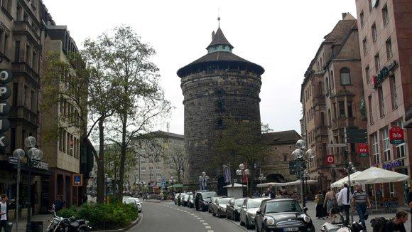 Старый Город Нюрнберга. Мощная круглая башня Frauentorturm в юго-восточной части укреплений. Ее высота около 40 м, толщина стен до 7 м. Она охраняла ворота Königstor.