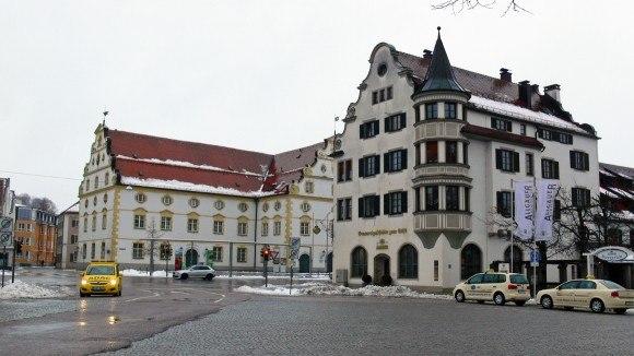 Бавария. Кемптен (Kempten). Kornhausplatz. На заднем плане  стоит здание бывшей хлебной биржи, в которой находится Музей области Альгой.