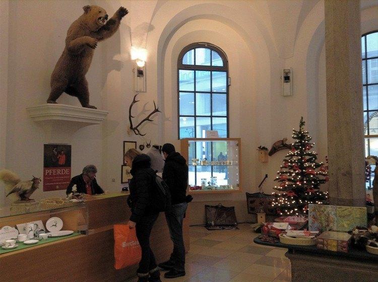 Кассовый зал Музея охоты и рыболовства в Мюнхене