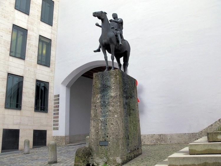 Конная статуя Людвига IV Баварского