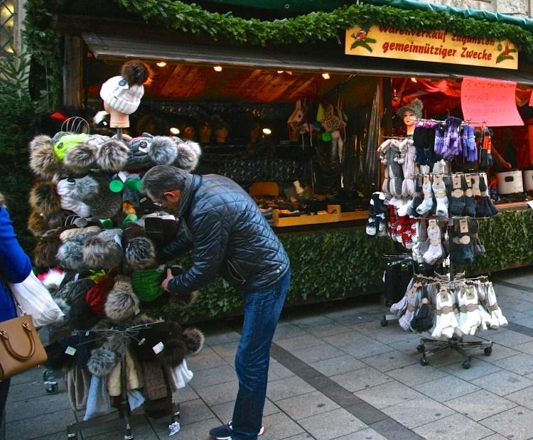 Теплые вещи на рождественском рынке Мюнхена