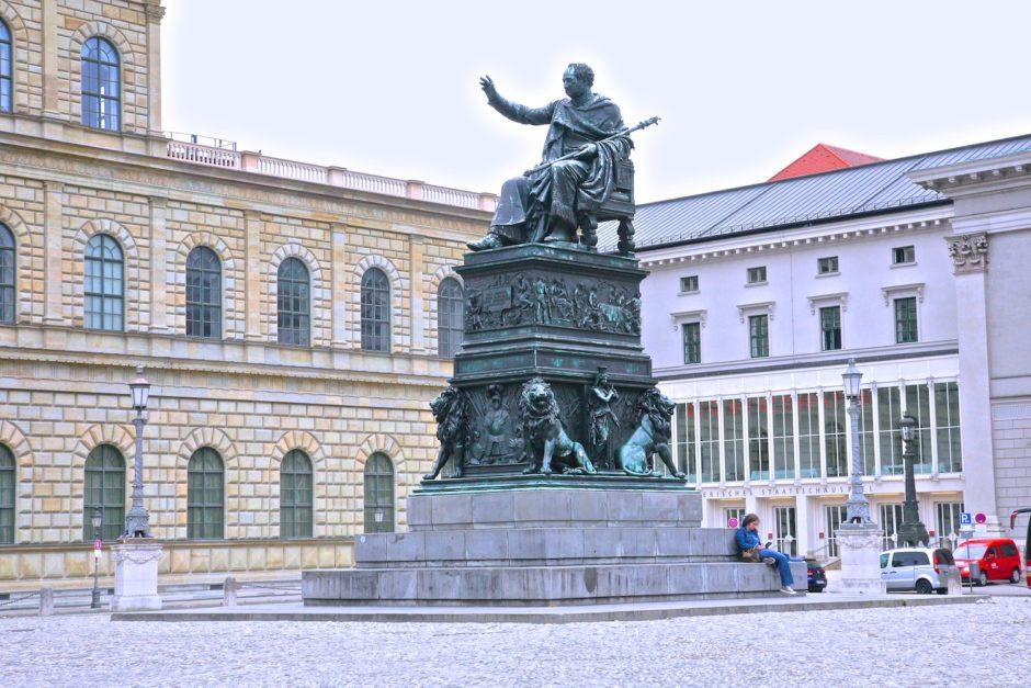 Мюнхен. Памятник королю Максимилиану I Иосифу на площади его имени